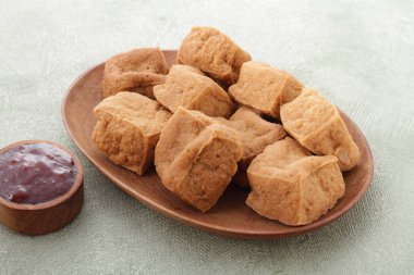 Tahu sumedang, Sumedang, Batı Java, Endonezya 'da kızartılmış bir Tofu türüdür. İlk olarak Çinli bir Endonezyalı olan Ong Kino tarafından yapıldı. Diğer tofulardan farklı özellikleri var..