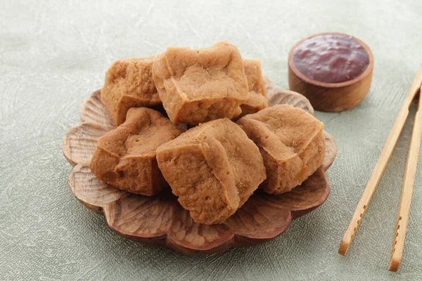 タフは インドネシア 西ジャワ州 スミダンから揚げられた太い揚げ豆腐です 最初に作られたのは中国のインドネシア人で ネゴキンという名前だった 他の豆腐とは異なる特徴を持っています — ストック写真