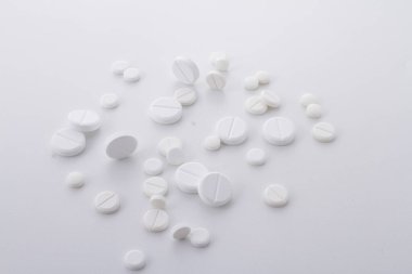 İlaç, tüketildiğinde, bir organizmanın fizyolojisinde, psikolojisi de dahil olmak üzere, değişime yol açan herhangi bir kimyasal maddedir.. 