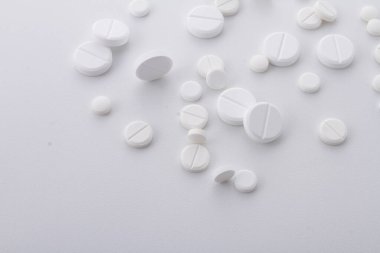 İlaç, tüketildiğinde, bir organizmanın fizyolojisinde, psikolojisi de dahil olmak üzere, değişime yol açan herhangi bir kimyasal maddedir.. 