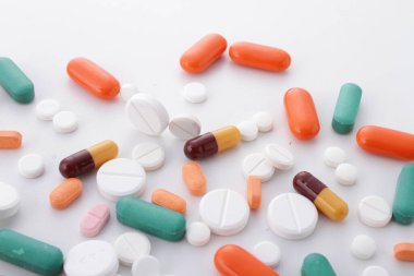 İlaç, tüketildiğinde, bir organizmanın fizyolojisinde, psikolojisi de dahil olmak üzere, değişime yol açan herhangi bir kimyasal maddedir.. 