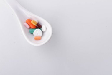 İlaç, tüketildiğinde, bir organizmanın fizyolojisinde, psikolojisi de dahil olmak üzere, değişime yol açan herhangi bir kimyasal maddedir.. 