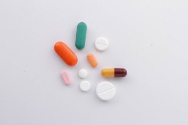 İlaç, tüketildiğinde, bir organizmanın fizyolojisinde, psikolojisi de dahil olmak üzere, değişime yol açan herhangi bir kimyasal maddedir.. 