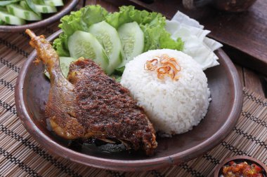 Kızarmış tavuk, sarımsak ezmesi ve pilav.