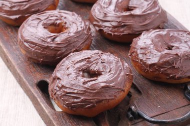 Çikolata kremalı donutlar.