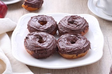 Tabakta krema olan çikolatalı çörekler.