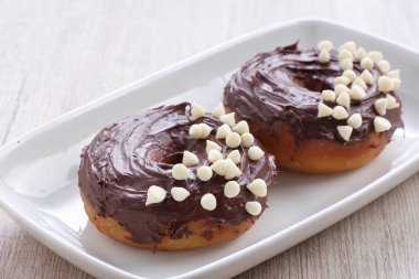 Çikolata kaplı ve soslu donut.
