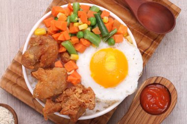 Yumurtalı pilav ve domuz eti.