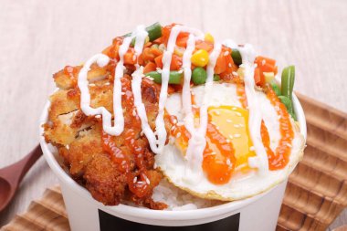 Kore usulü pilav ve sebzeli kızarmış tavuk..