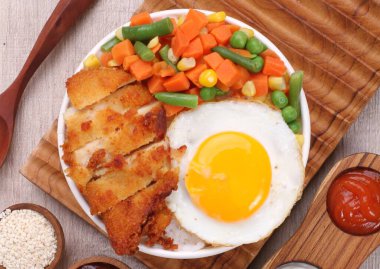 Tavada domuz ve sebzeli sahanda yumurta