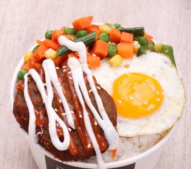 Kızarmış yumurta ve domuz etli pilav.