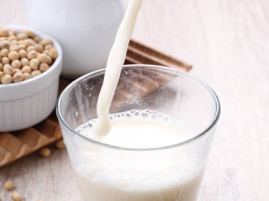 Masada bir bardak taze süt var. Kapatın.