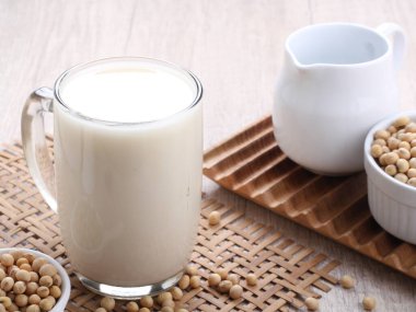 soya sütü ve soya tohumu.