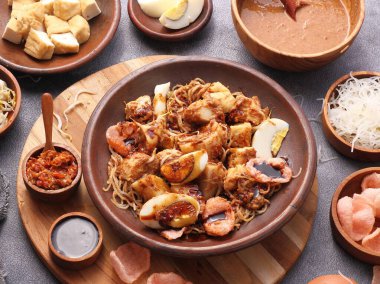 Kore yemeği, baharatlı erişte, tavuk, Kore kimchi yemeği.
