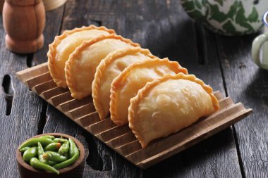 Tahta masada et ve sebzeli ev yapımı börekler.