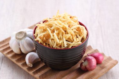 Sarımsaklı çıtır patates ve kase içinde tuz.