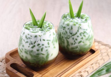 Dondurma ve taze yeşil çay.