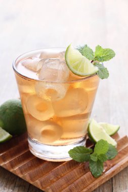 Masada taze mojito bardağı var.