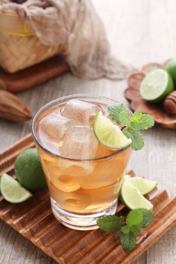 nane ile buzlu çay bardak