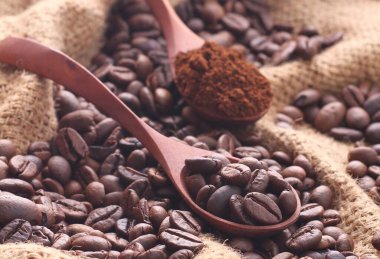 Kahve torbasında kavrulmuş kahve çekirdeği.