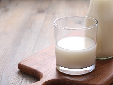 Ahşap masa üzerinde taze süt