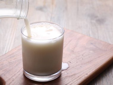 bir tablo üzerinde süt