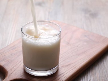 Masada bir bardak lezzetli süt.