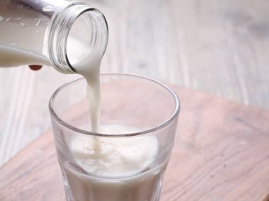 Masada bir bardak ve bir şişe süt..