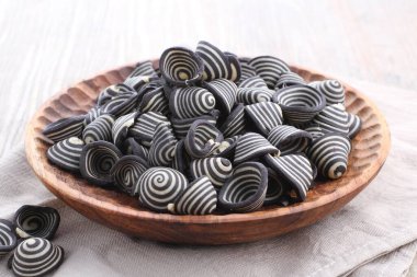 Beyaz tabak üzerinde siyah ve beyaz spiral makarna