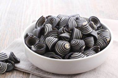 siyah ve beyaz spiral makarna