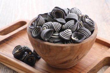 Masadaki siyah kasede makarna.