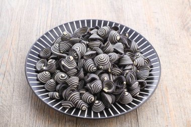 Tahta bir masada bir kase çikolata şekeri.