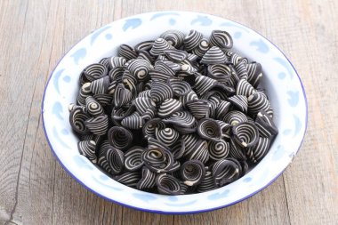 Tahta arka planda siyah kasede makarna