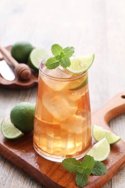 Masada bir bardak soğuk mojito.