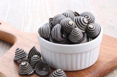 Masada lezzetli çikolata kurabiyeleri ile kase