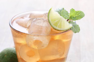 Naneli ve limonlu buzlu çay.