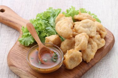 Tavuk nugget ve ketçaplı sos.