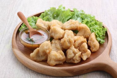 Kızarmış domuz eti ve soslu sos.