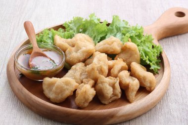 Kızarmış tavuk nuggets soslu lezzetli