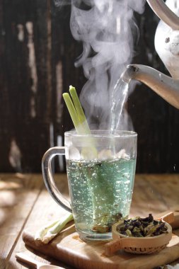 Buzlu ve naneli sıcak yeşil çay.