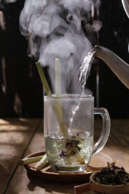 Sıcak çay ve bir fincan çay.