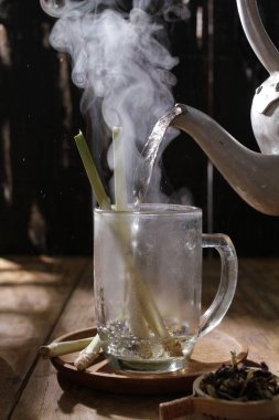 Tahta masada bir fincan çay.