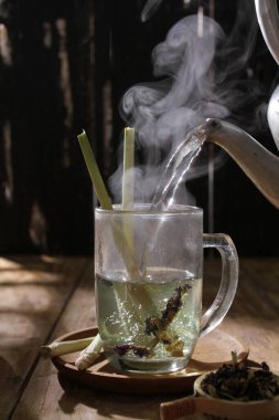 Eski bir arka planda fincanda çay