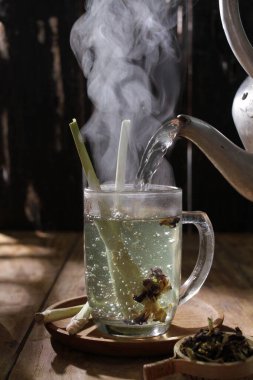 Sabahları çay ve bir fincan çay.