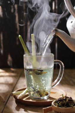 Ahşap arka planda fincanda çay