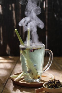 Tahtadaki cam bardakta çay