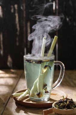 Ahşap arka planda bir fincanda çay