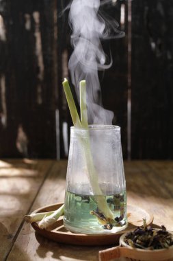 yeşil çay bir ahşap yüzeye