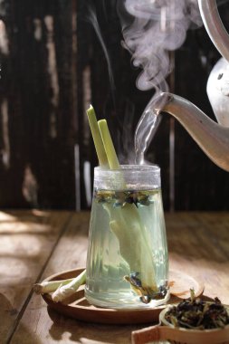 Siyah arkaplanlı yeşil çay