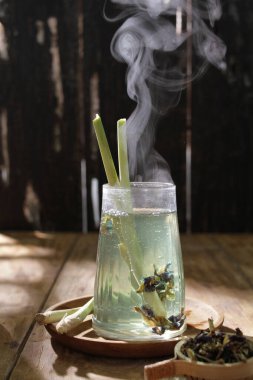 Siyah arka planda bir fincan çay